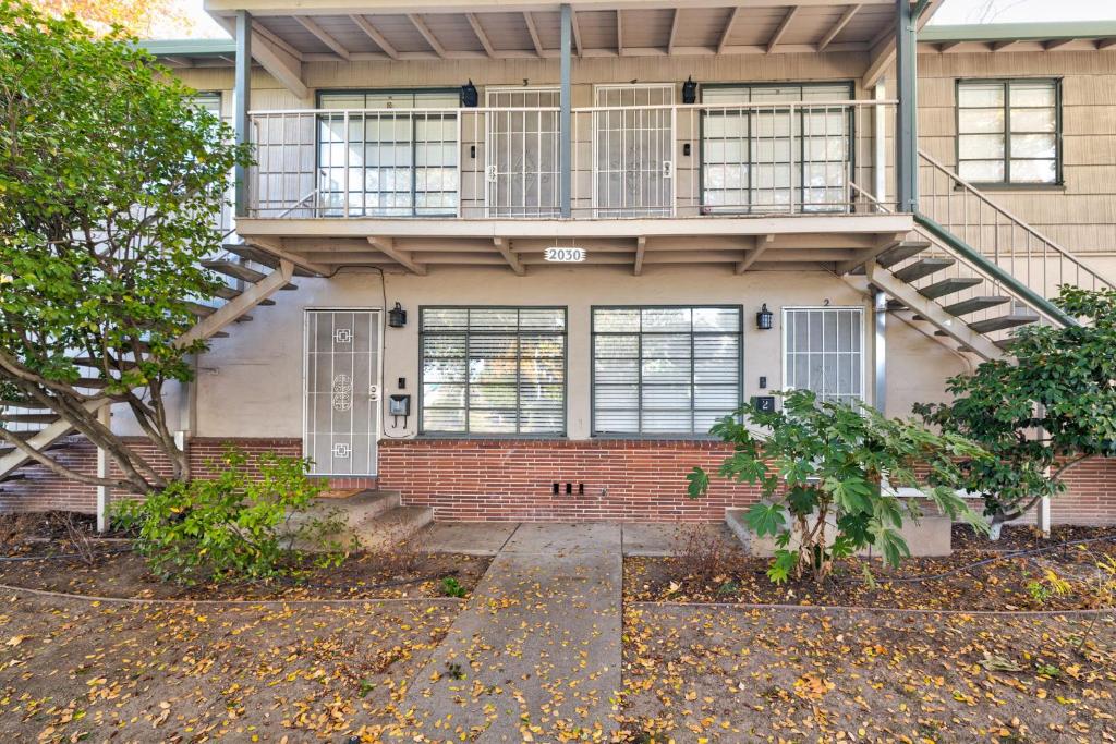 Pet Friendly Midtown/Downtown Entire Condo -Free Parking