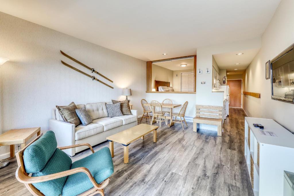 Village Gate Unit 209 (Warren)
