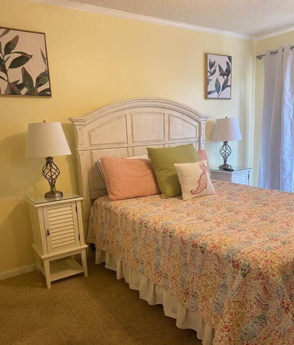 Beautiful 3 Bdrm Condo steps from Beach & Main St (Myrtle Beach)