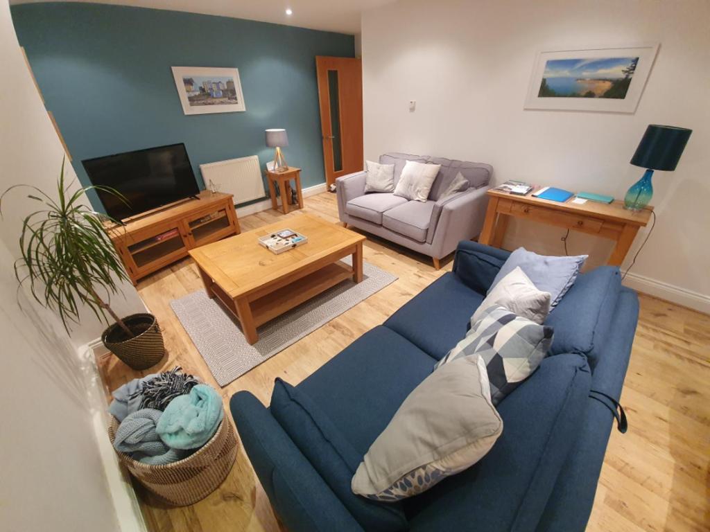 Stylish flat in central Tenby + parking & balcony