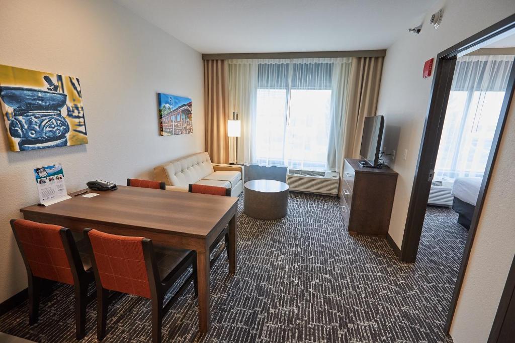 Gundersen Hotel & Suites (La Crosse)