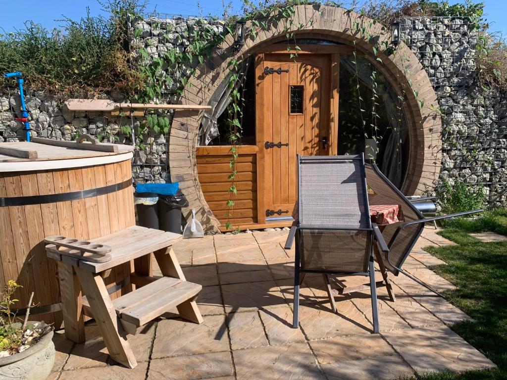 Winter escape luxury Hobbit house with Hot tub! (Sheerness)