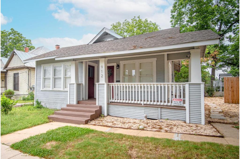 Charming Bungalow Near Historic Downtown
