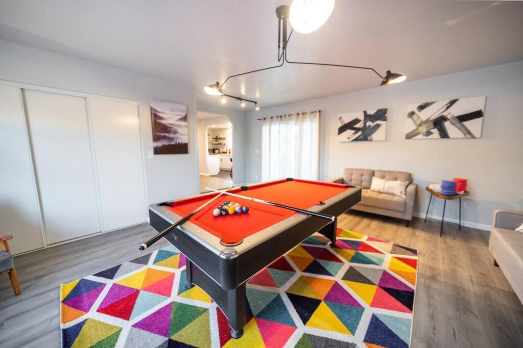 @ASKY- King Bed Oasis 5 Min from Park! WIFI & AC