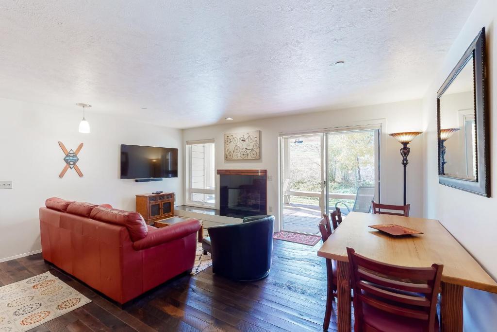 2498 Indian Springs (Sun Valley)