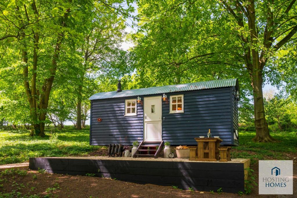 Red Kite Retreat - Pansy - Shepherds Hut 3