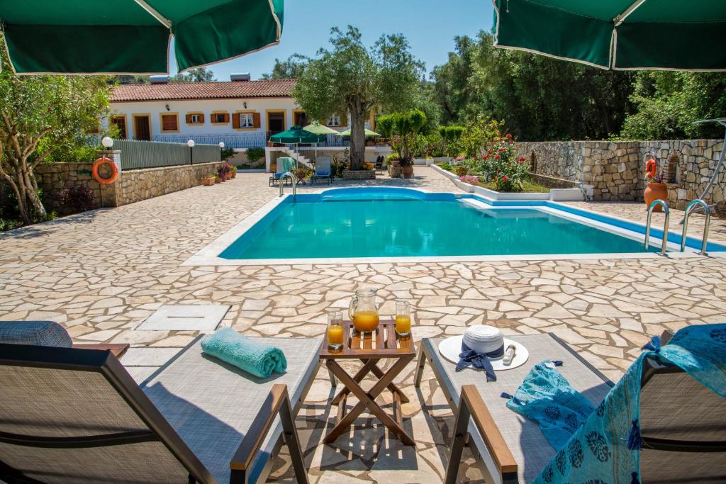 APHRODITE studios & apt with pool (Lákka)