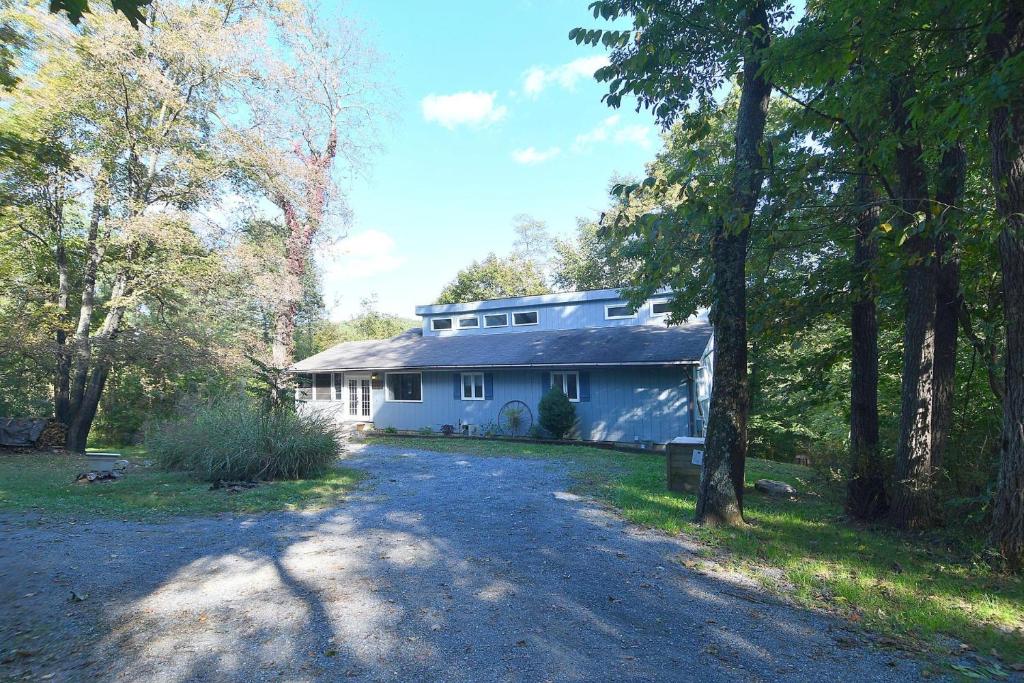 Serendipity - Large 5BR with a Hot Tub (Berkeley Springs)