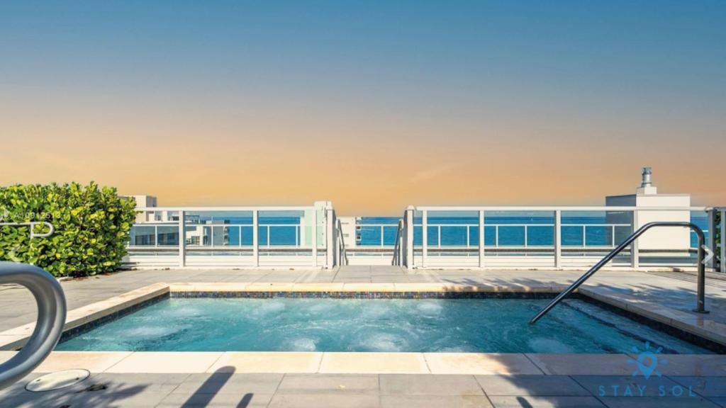 5 Resort ROOFTOP POOL WRAP AROUND OCEAN VIEW BALCONY Hollywood Beach Broadwalk