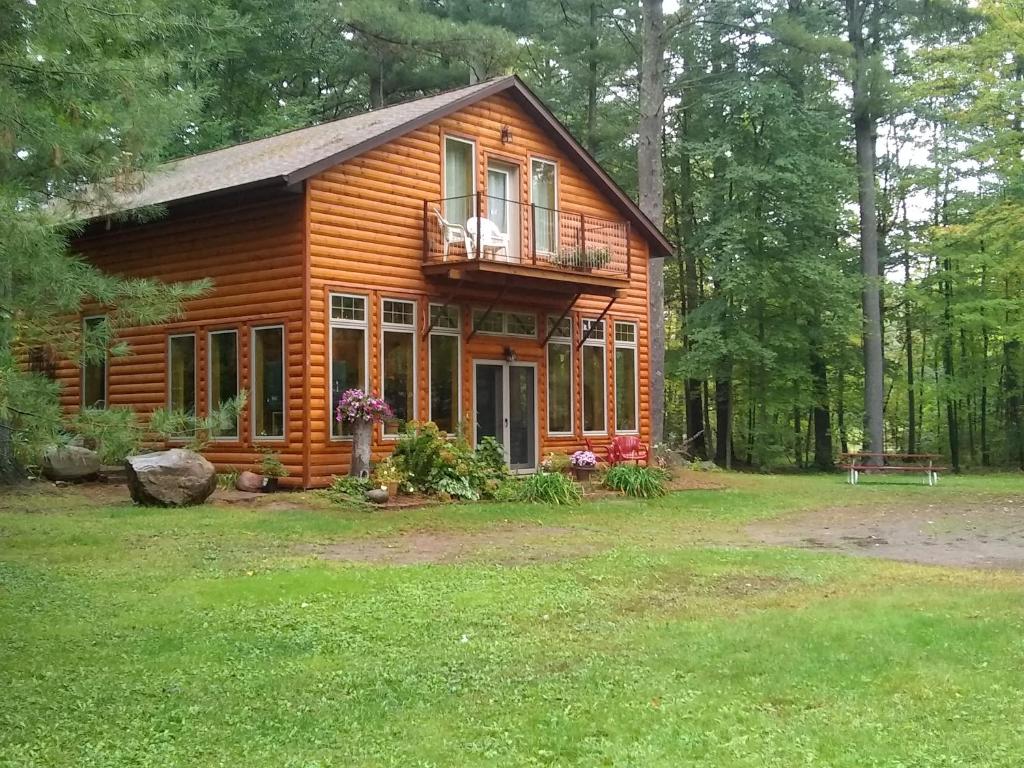 Wooded retreat no breakfast provided (Pine City)