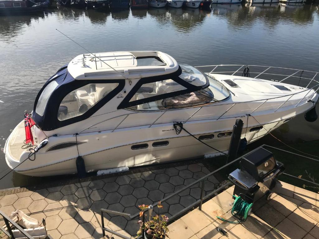 ENTIRE -HEATED 42ft -LUXURY YACHT - moored on Private Island -WIFI -sleeps up to 4 Adults or Adults with children over 2 years old -LAPLAND UK THORPE PARK LEGOLAND WINDSOR CASTLE HEATHROW ASCOT RACES WENTWORTH SAVILLE GARDENS LONDON (Egham)