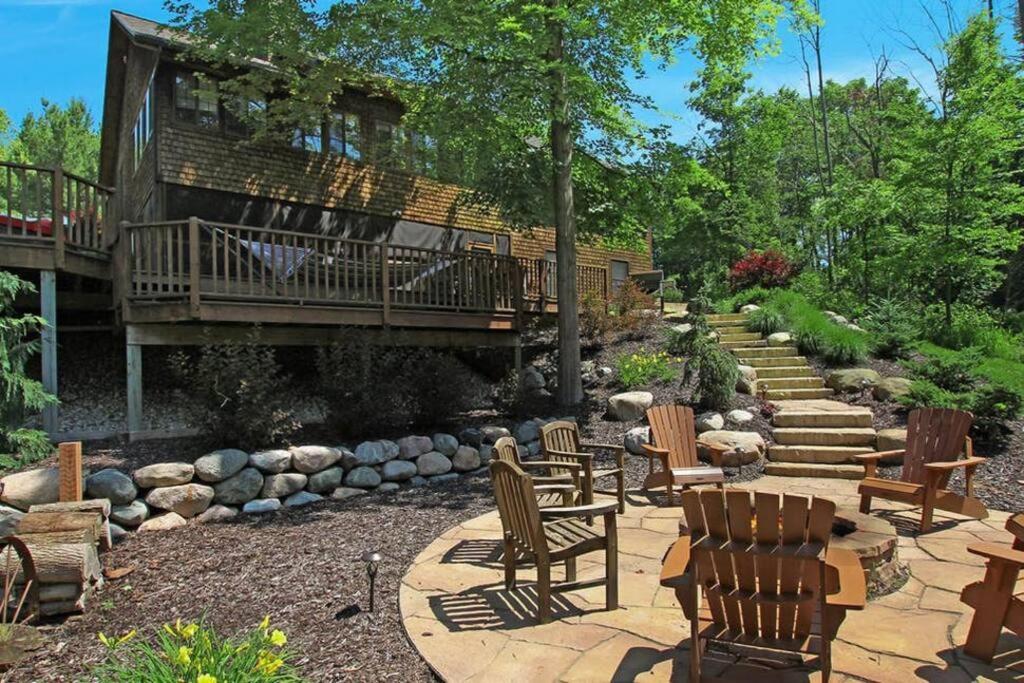 Secluded cabin on 10 acres - hot tub & game room! (Fennville)