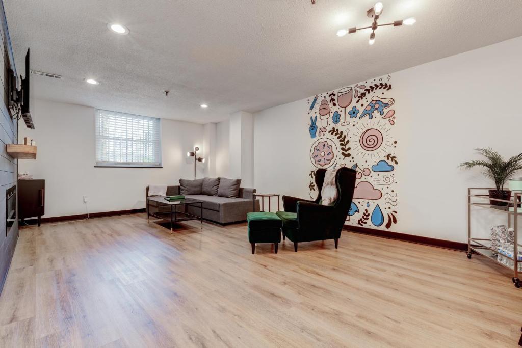 The Spruce Goose- Eclectic 2BD/1.5BA ENTIRE Condo