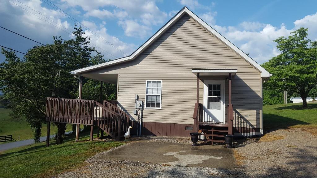 Cabin by the lake (Burnside)