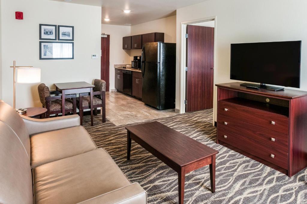 Cobblestone Hotel & Suites Appleton International Airport (Neenah)