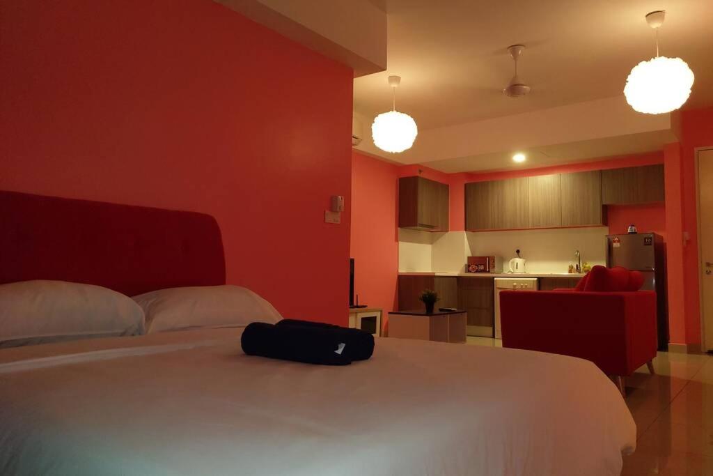 HB1611 Lake view studio unit