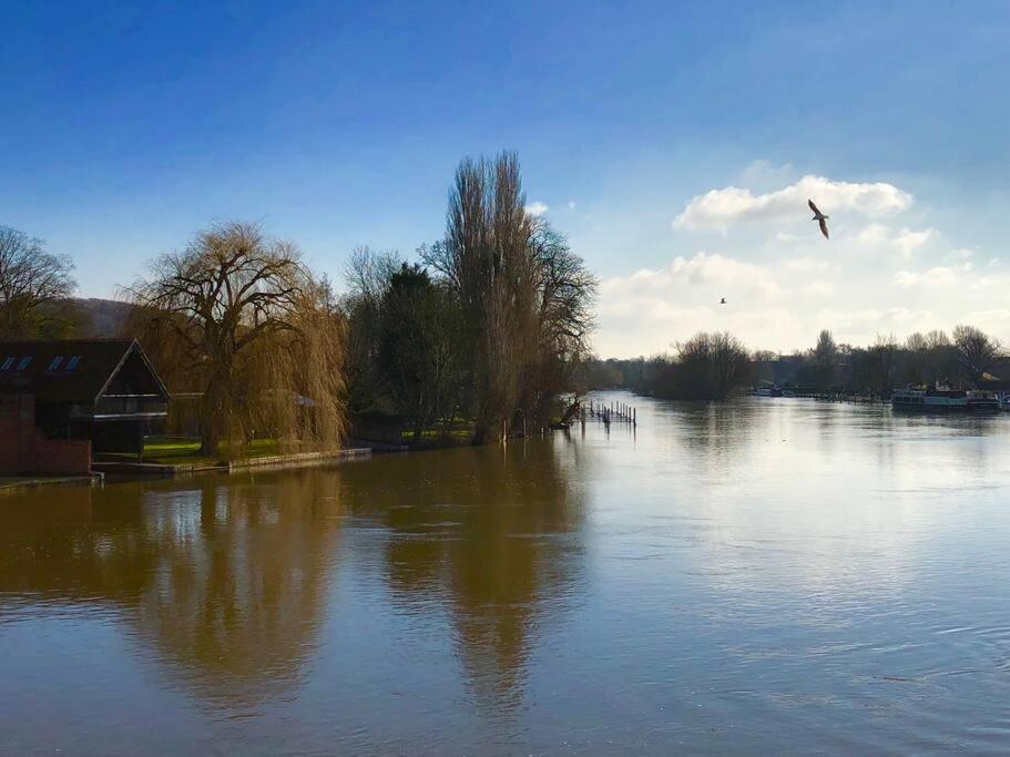 Luxury Boathouse Apartment - central Henley-on-Thames
