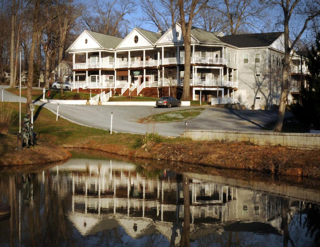 Acorn Hill Lodge and Spa (Lynchburg)