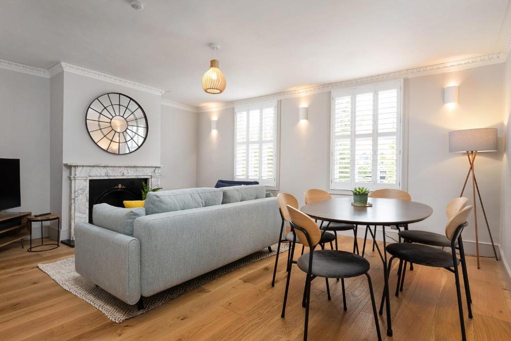 Period Henley 2 bed apt with parking for 1 car