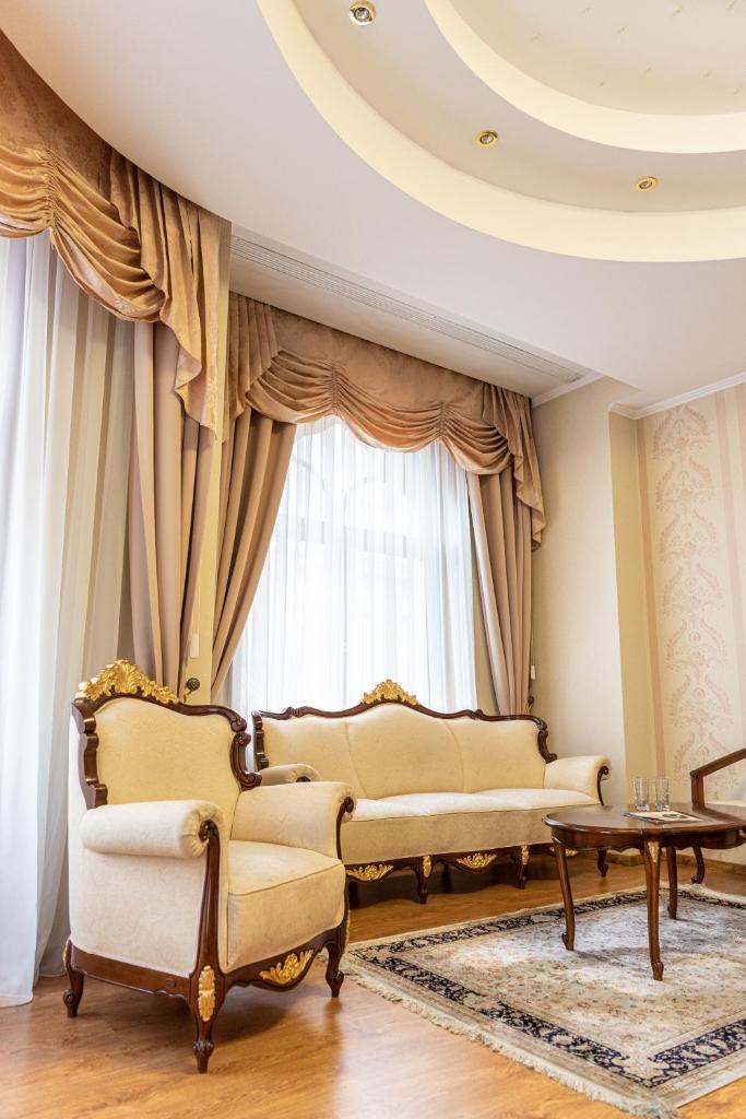 Astoria Grand Hotel