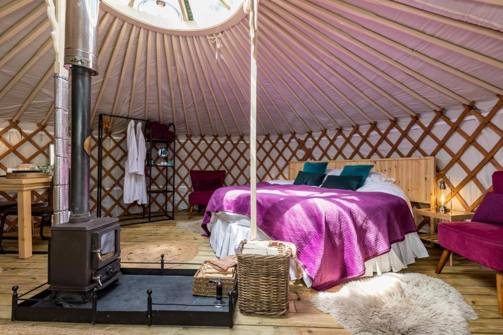 Gaia's Hideaway - Luxury Yurt with Hot Tub (Buxton)
