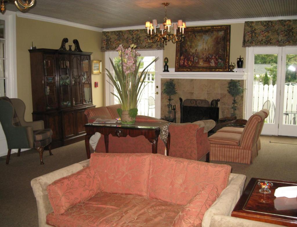 Maplewood Hotel (Saugatuck)