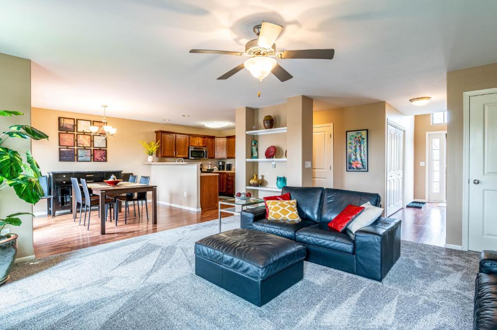 3 Bedroom w/ King Suite - Home away from home! (North Liberty)