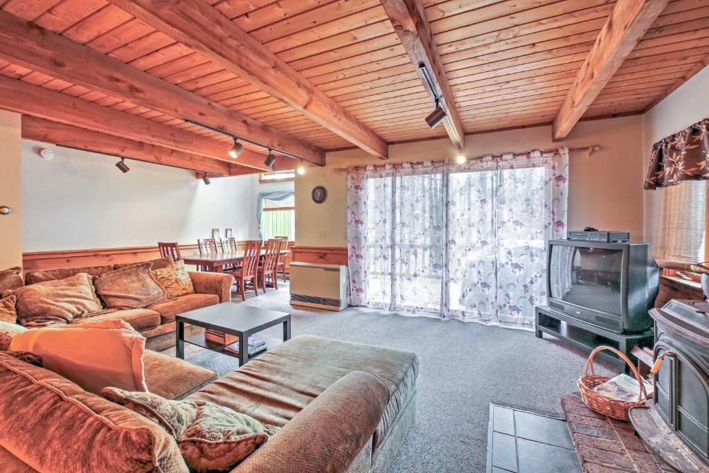 Spacious Bartlett Townhome Less Than 6 Mi to Attitash Mtn! (Bartlett)