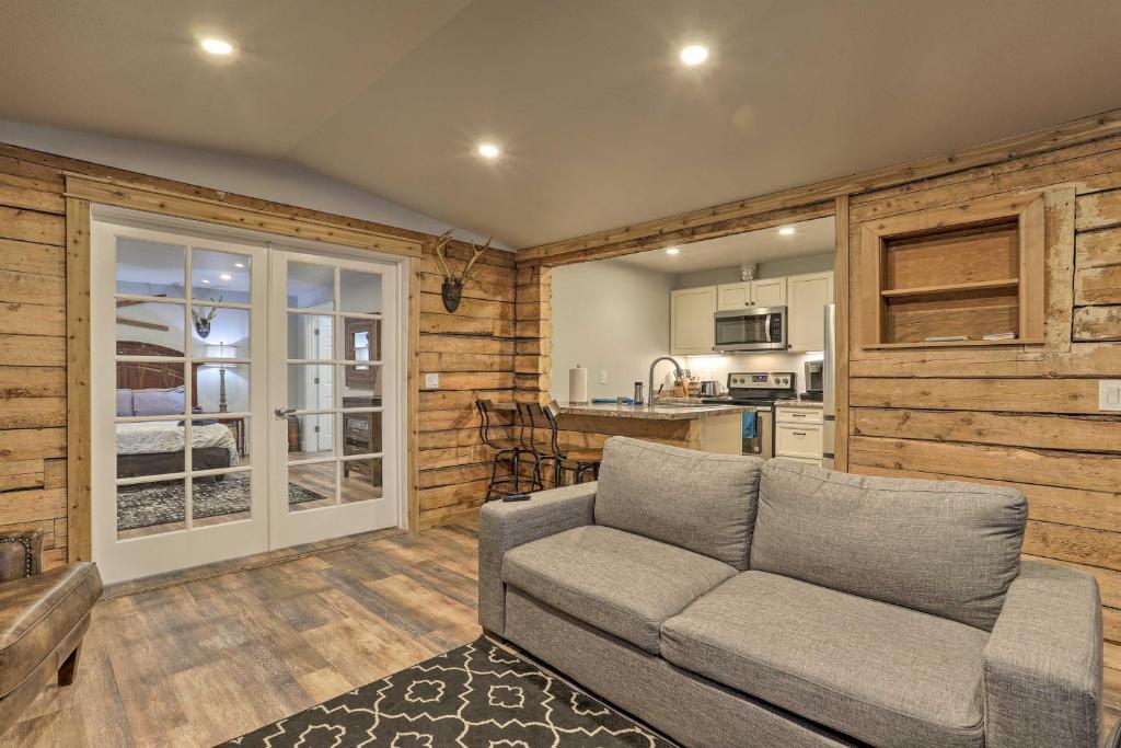 Rustic Anchorage Hideaway Walk to Coastal Trail!