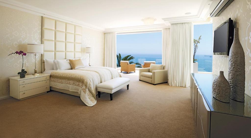 The Clarendon - Bantry Bay