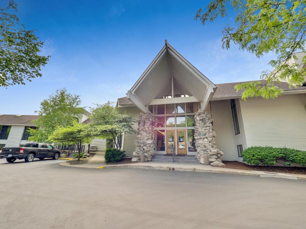 102 Edgewater Inn (Charlevoix)