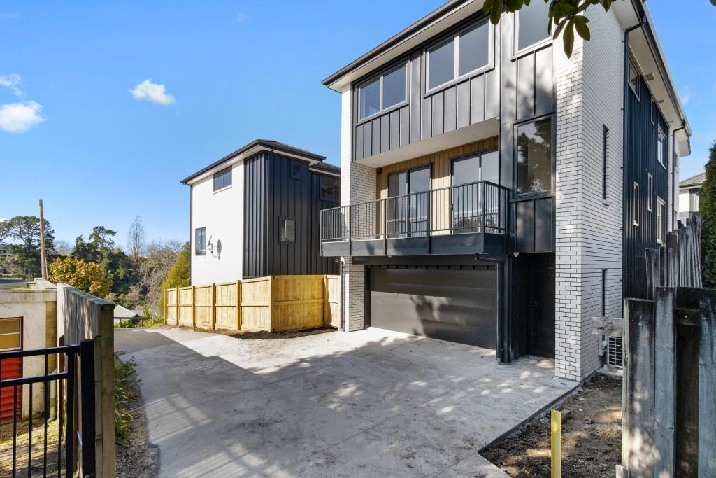 Relax in Town - Hamilton Holiday Townhouse