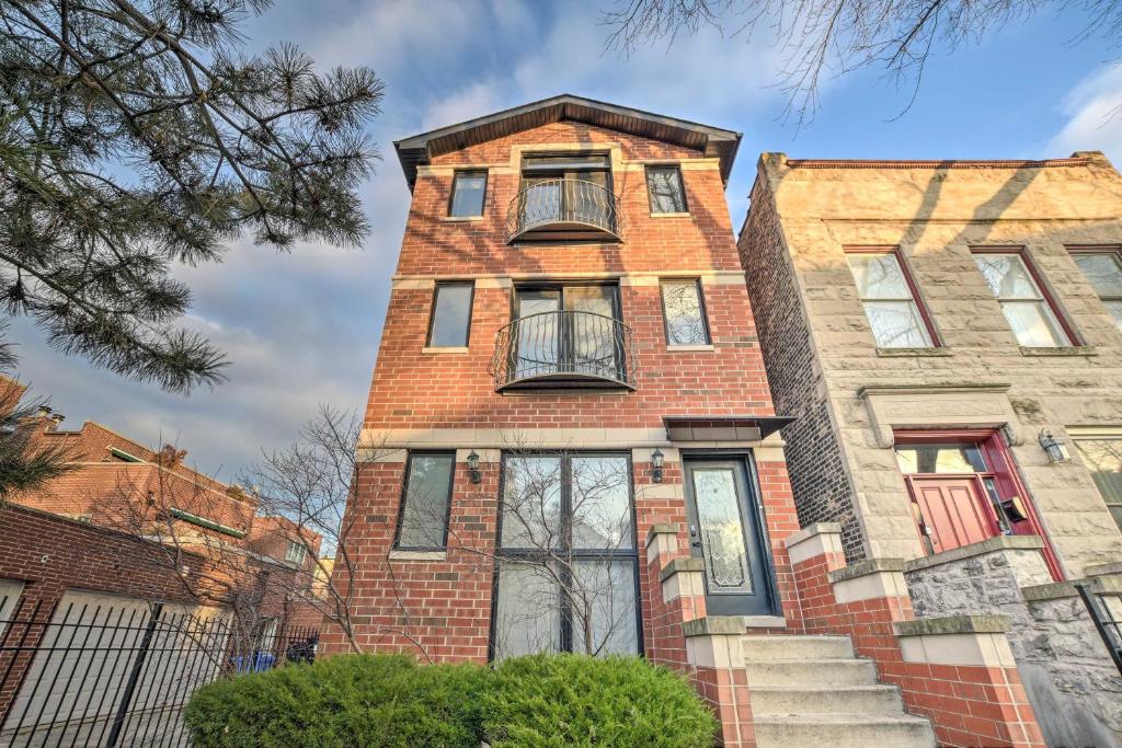 3rd-Floor Chicago Condo Walk to CTA Stations!