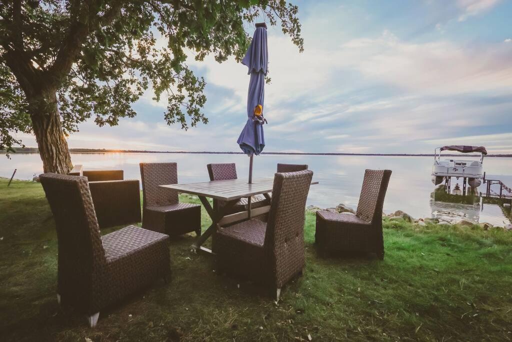 Shoreside 4b/4b walkout retreat with perfect sand (Ottertail)