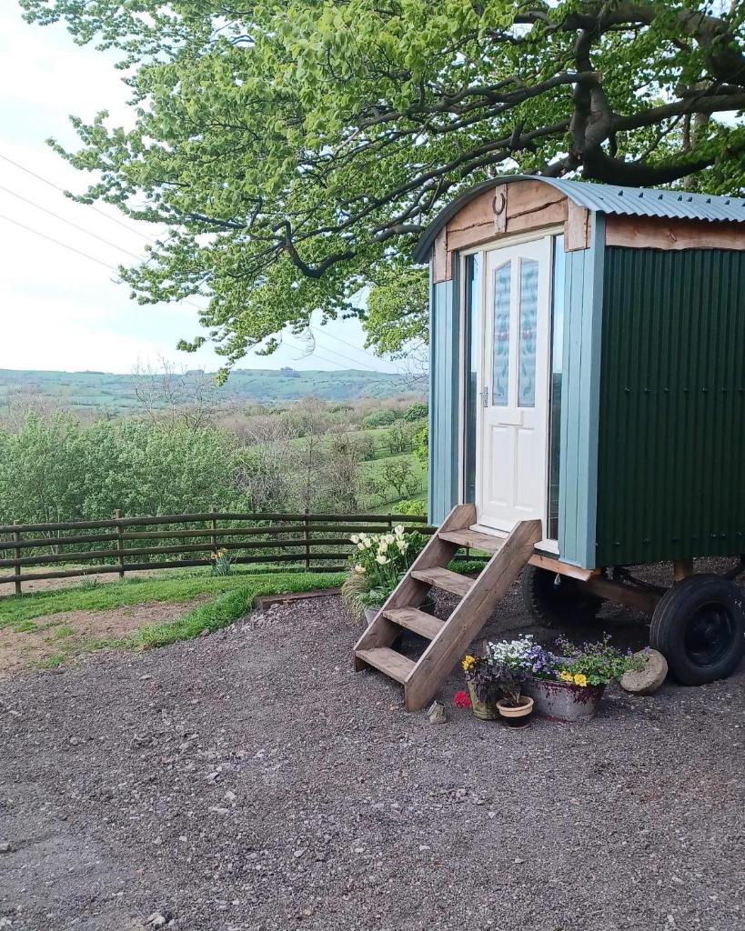 Rhodes To Serenity - Waterfall Shepherds Hut (Cauldon)