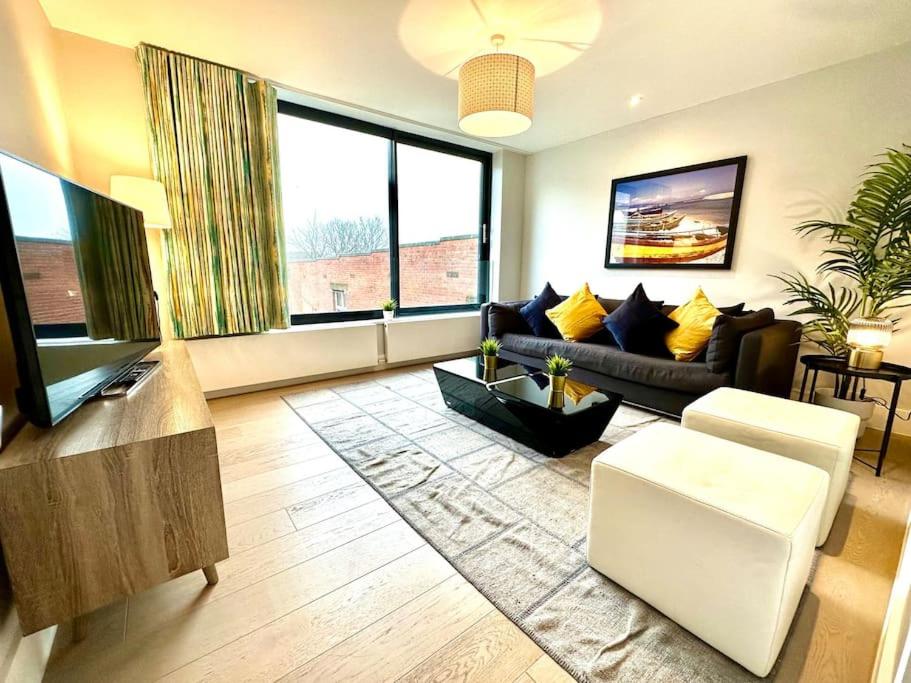 Stunning New 2 Bedroom Apartment - Next to the Beach - Great Location - FREE Parking - Netflix - Fast WiFi - Smart TV - sleeps up to 4! Close to Purbeck