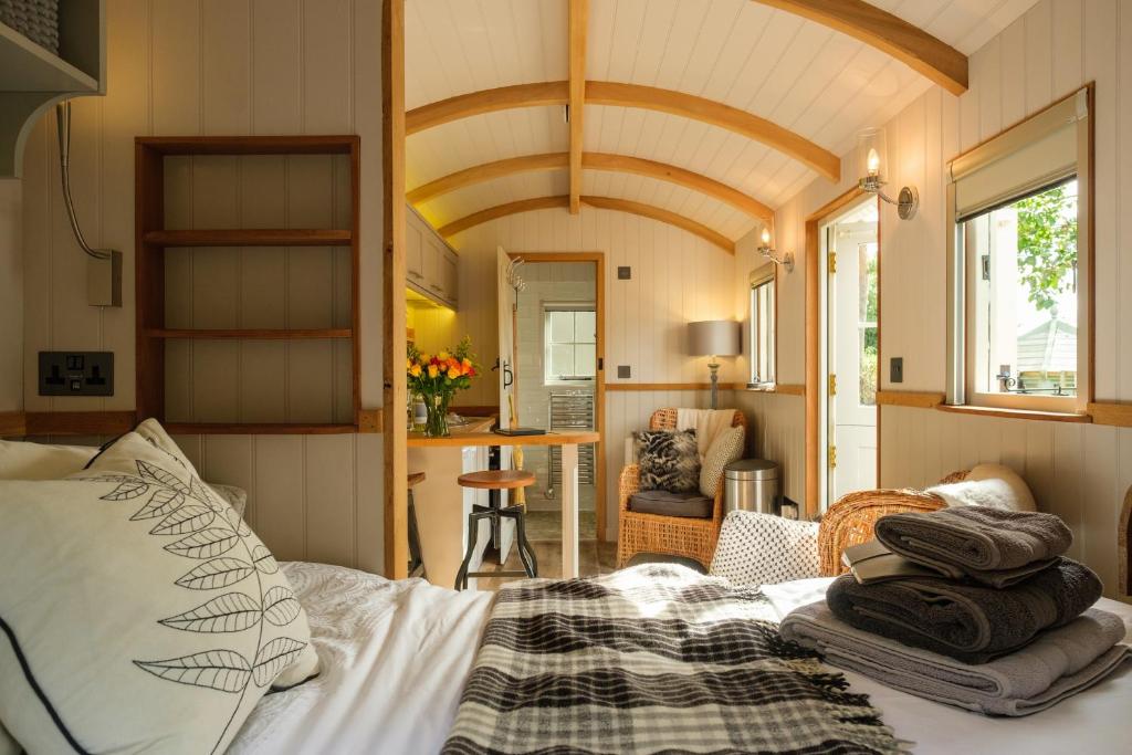 Piano Forte - delightful rural shepherd hut & a hot tub ! (Rushford)