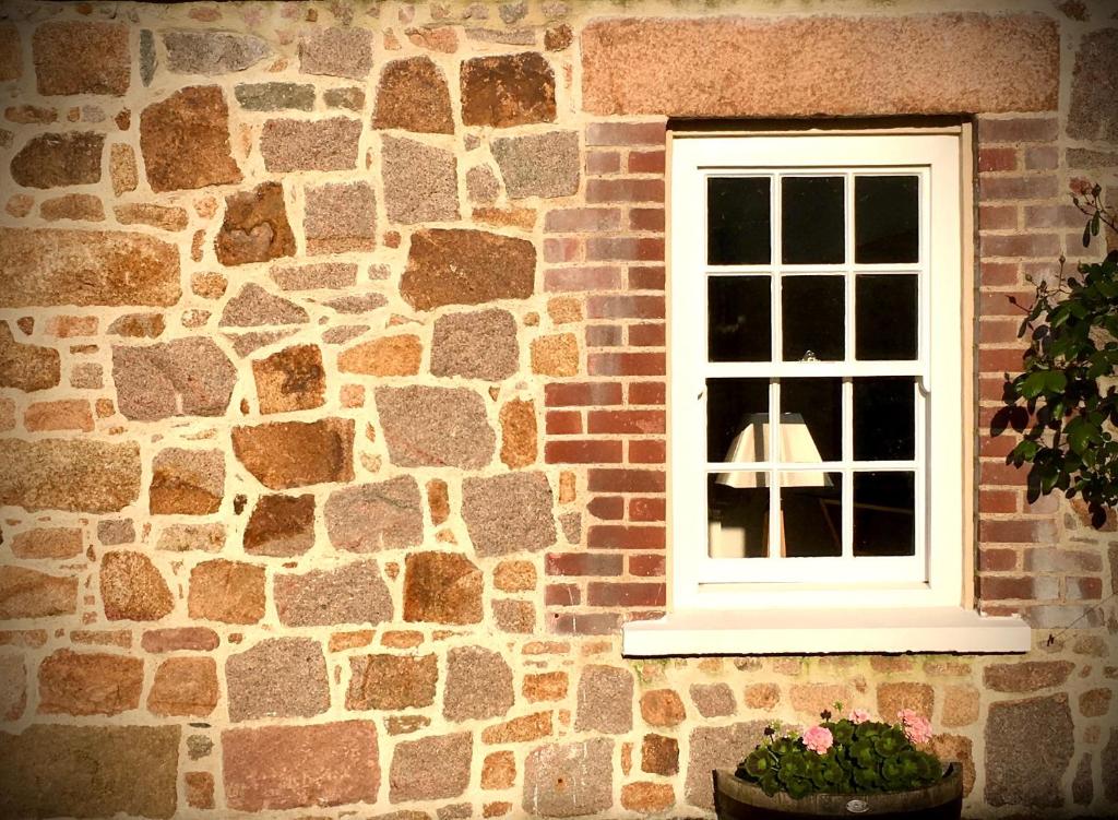 Peaceful 2 bedroom granite country dower house (La Villaise)