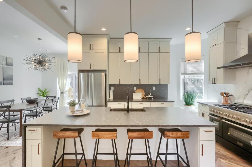 Spacious 4BR 4BA Lux Penthouse Fully Equipped Kitchen! Perfect for a Family Getaway!