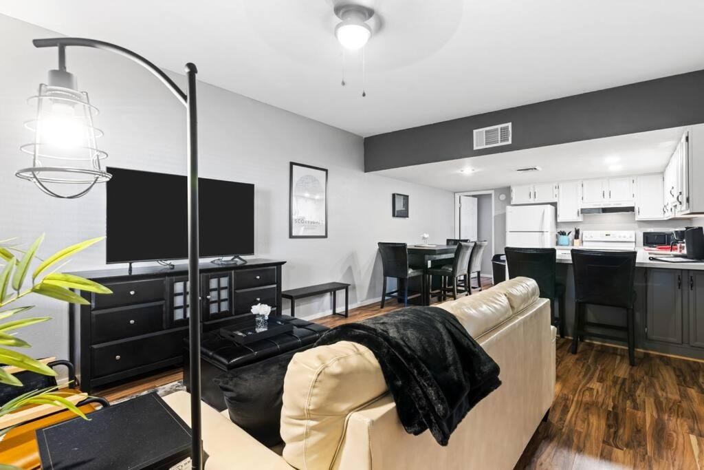 Incredible location in Old Town 2 King Bds & Patio