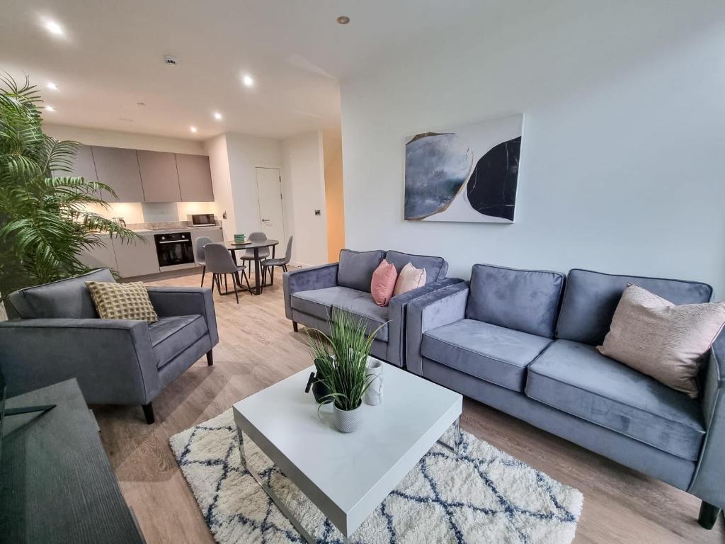 Stunning 4-bedroom Townhouse with Free Parking