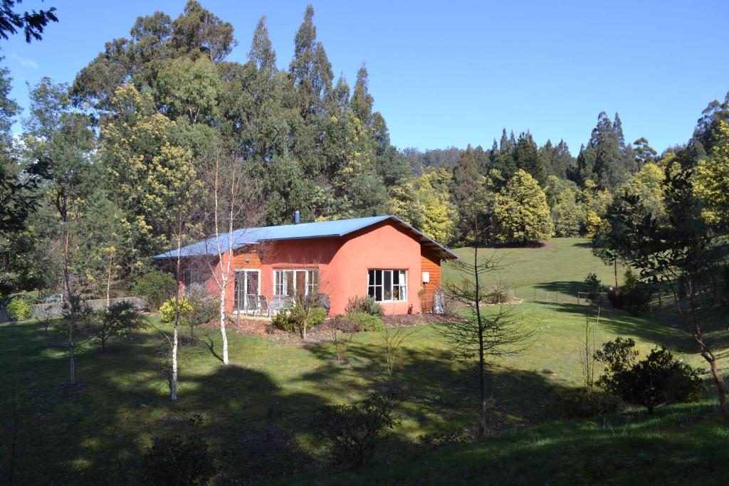 Whispering Spirit Holiday Cottages & Mini Ponies (Franklin)