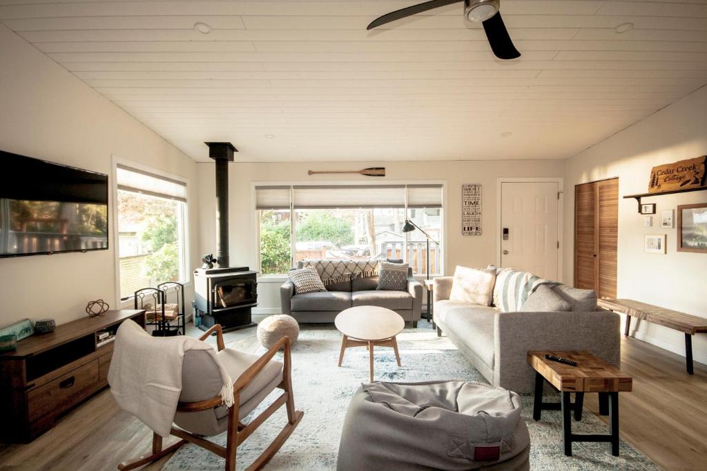 Cedar Creek Cottage 4BR - Welcome to Your Private Oasis Steps from the Beach (Sechelt)