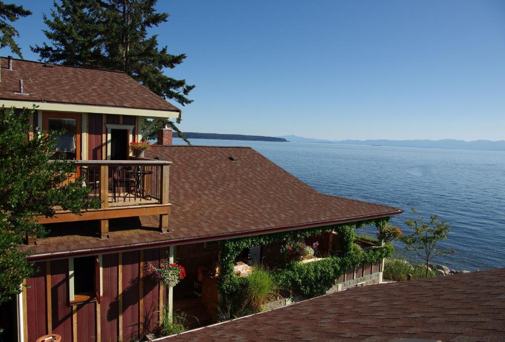 Blitz Beach House Oceanside Suite (Powell River)