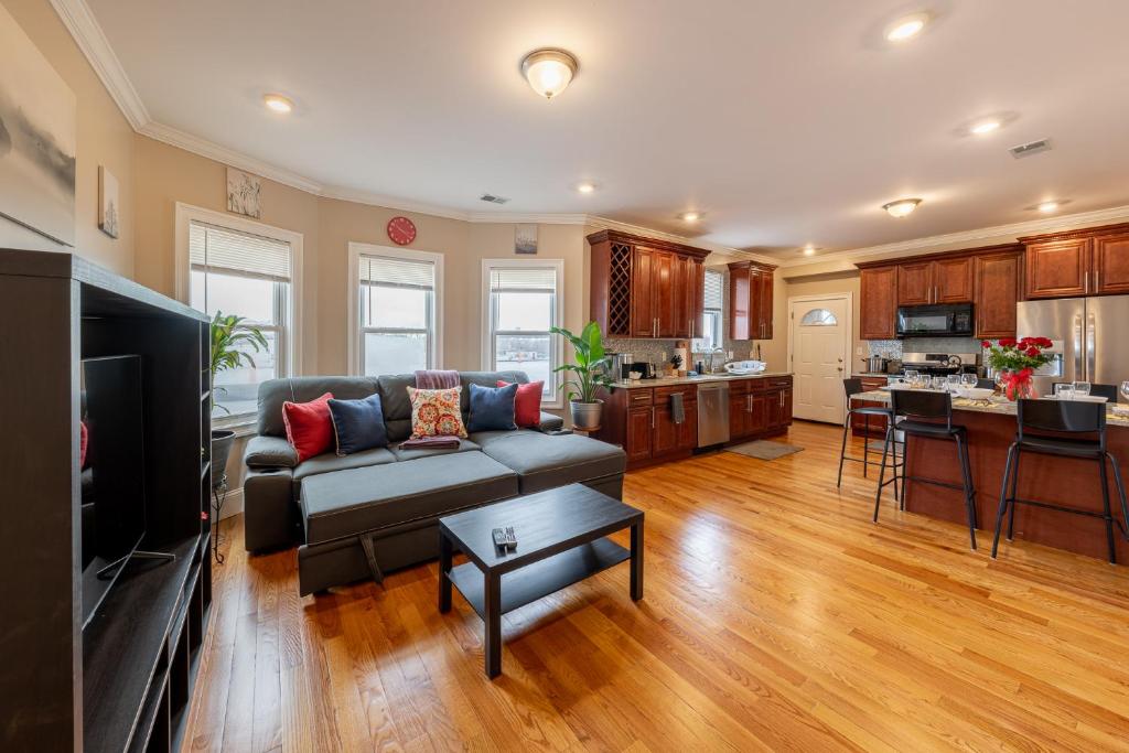 90-Boston Spacious Convenient Apartment
