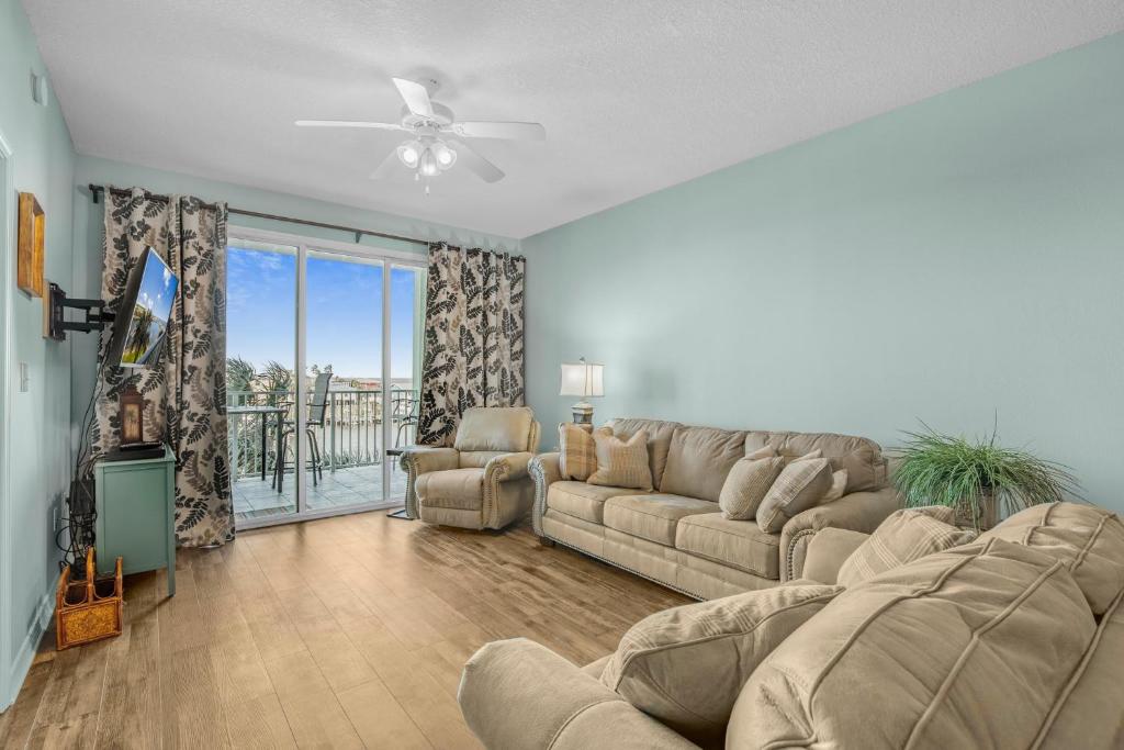 Bayside condo with outdoor pools & hot tub (Gulf Shores)
