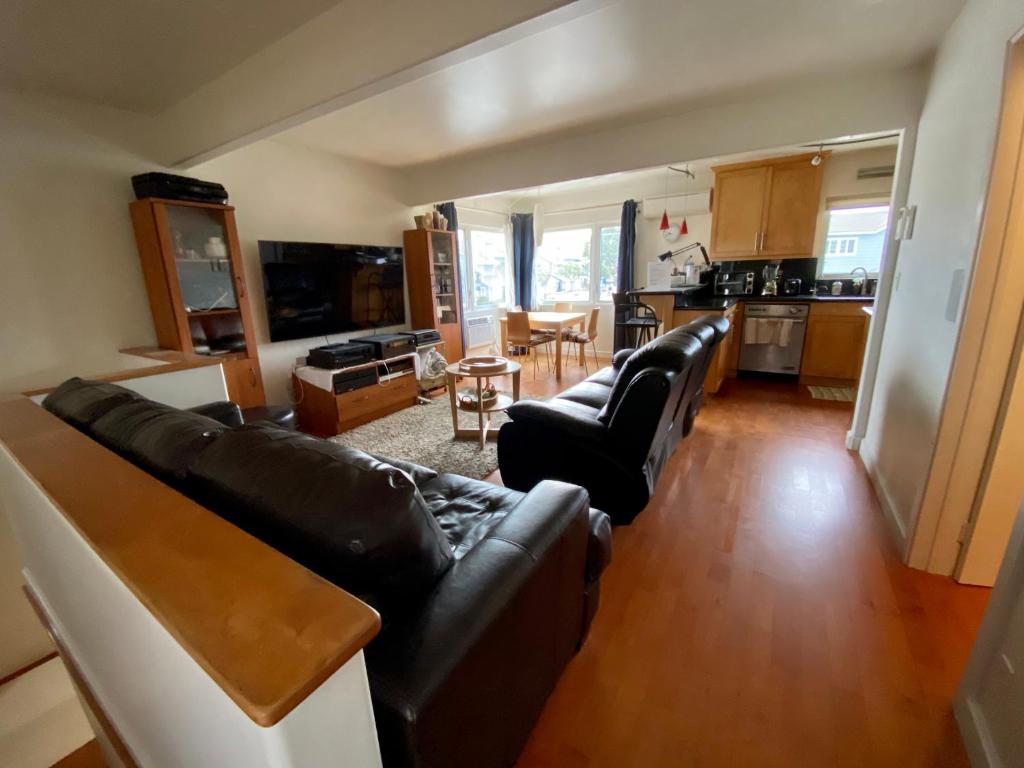 Newport Beach House 1 block from the beach FREE pickleball courts and 4 beach cruisers