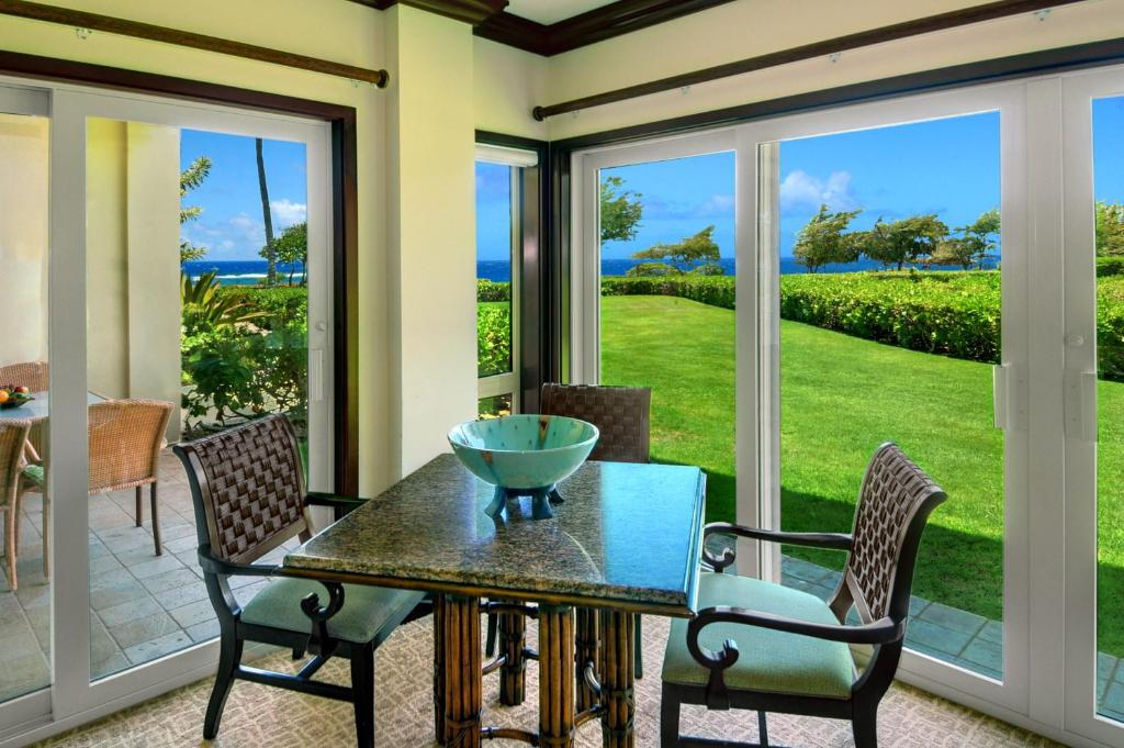 Waipouli Beach Resort Exquisite Ocean Front Condo in Oceanfront H Building Sleeps 8 AC Pool (Kapaa)