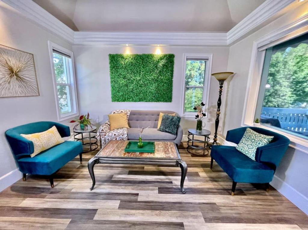King Bed-Charming Modern Downtown with Porch
