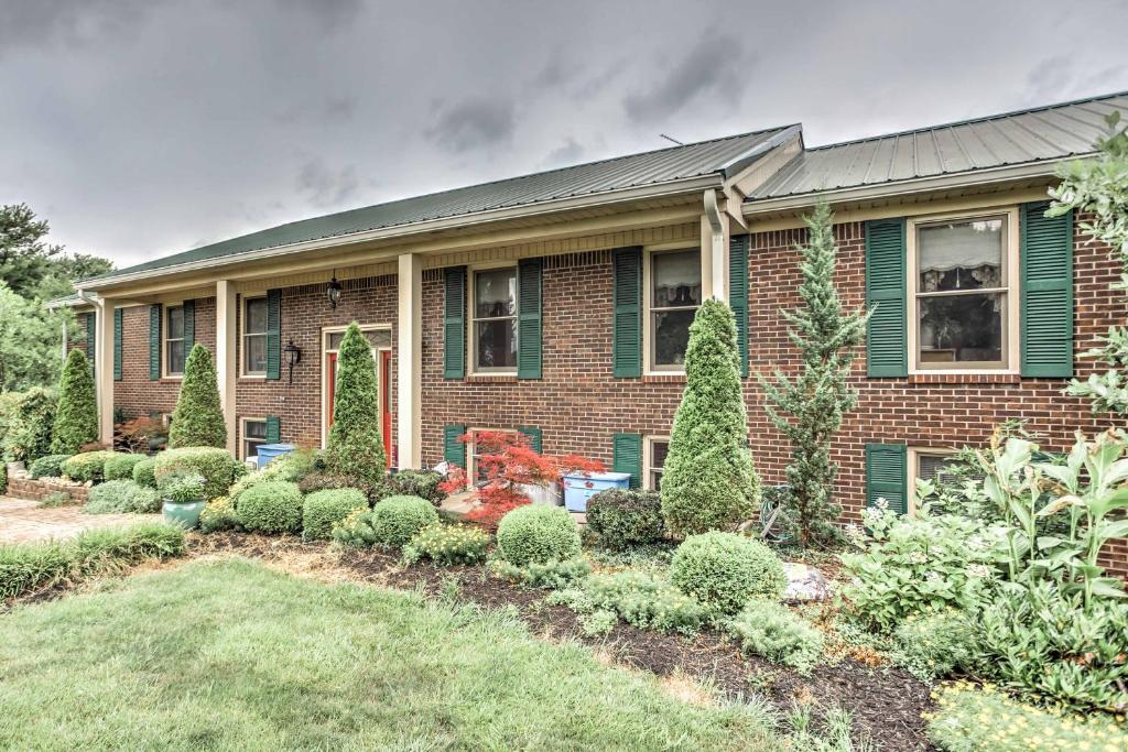 Large and Private Guest House Apt with Patio and Views! (Danville)
